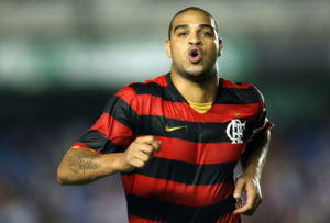 jogador do Flamengo, disputam bola com jogador do Inter durante partida realizada neste domingo (21), no Estádio do Maracanã zona norte do Rio de Janeiro, válida pelo Campeonato Brasileiro 2009.