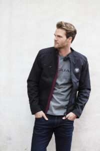 jaguar-e-land-rover-presentano-la-nuova-collezione-di-prodotti-di-merchandising-ispirati-alla-tradizione-jlr_2016_branded_goods_collection_image_271015_06_120160