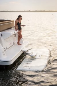 sea-ray-presenta-per-la-prima-volta-in-europa-il-nuovo-400-sundancer-al-boot-dusseldorf-2016-2016-400-sd-dock-feature-7315