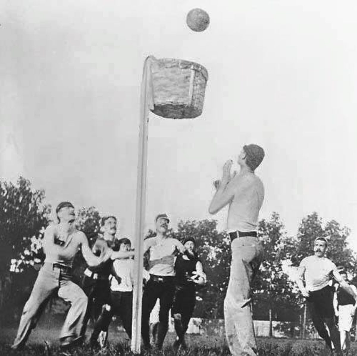 1 матч баскетбол. Первый матч баскетбола в 1891.