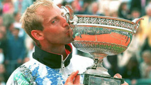 Thomas Muster non era un tennista dotato di particolare tecnica ma l'agonismo e l'incrollabile forza di volontà lo portarono fino al primo posto delle classifiche mondiali. Nel marzo 1989 era arrivato in finale a Miami contro Ivan Lendl ma la sera della finale, mentre prendeva la sua attrezzatura dalla macchina, un guidatore ubriaco lo investì. Il suo ginocchio fu seriamente compromesso e secondo alcuni dottori non avrebbe più potuto giocare a tennis a livelli agonistici ma lui, in cinque mesi e mezzo, tornò a giocare e vinse.