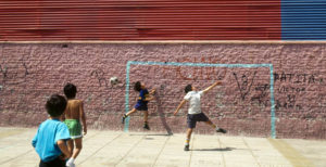 bambini calcio cortile