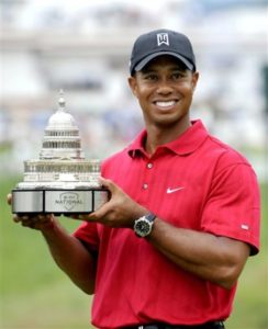 2. Eldrick Tont Woods, detto Tiger (Cypress, 30 dicembre 1975), è un golfista statunitense.È il primo sportivo ad aver superato 1,3 miliardi di dollari di guadagni tra sponsor e vittorie. Secondo Forbes è il golfista più pagato al mondo e anche il primo fra tutti gli sportivi, con un guadagno, nel 2012, di 83,1 milioni di dollari [4] mentre nel 2014 è il 9° sportivo più pagato del mondo con 50,6 milioni di dollari guadagnati.[5]Al 2015 il suo patrimonio è stimato intorno ai 600 milioni di dollari.Nel 2007 è stato lo sportivo più pagato del mondo con oltre 122 milioni di dollari. Inoltre ha pubblicizzato la serie di videogiochi Tiger Woods PGA Tour, serie di grande successo che vede anche lui come personaggio.Woods ha vinto il Masters nel 1997 a 21 anni e 3 mesi risultando il più giovane vincitore nella storia del torneo. Ha vinto tutti i 4 tornei Major consecutivamente: dallo U.S. Open del 2000 al Masters del 2001; questa impresa è stata denominata "Tiger Slam", e non "Grand Slam" perché non è stata compiuta nello stesso anno solare.