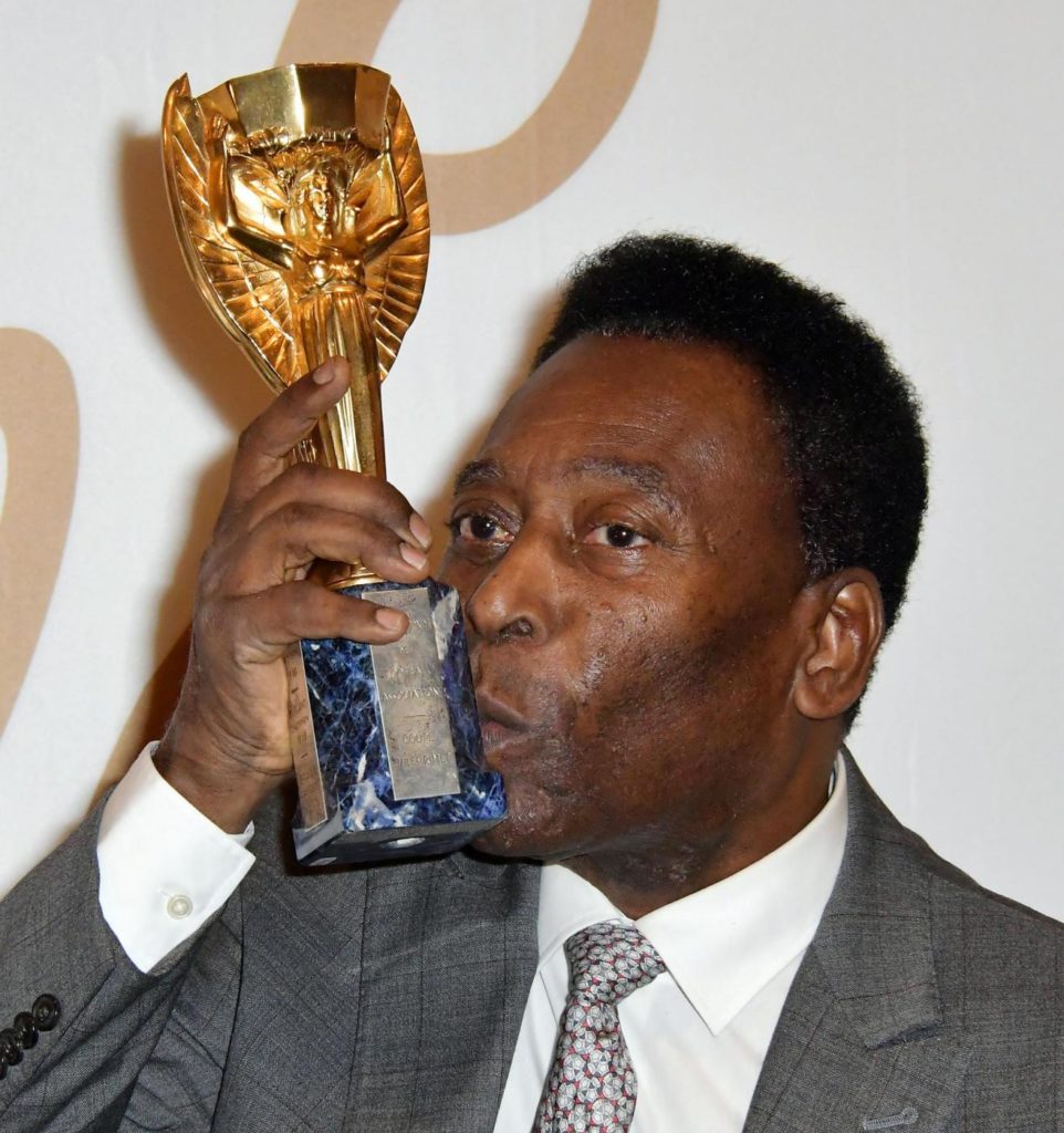 Pele' offre la sua collezione di cimeli, premi, oggetti personali di tutta la sua carriera, al Mall Galleries, di Londra