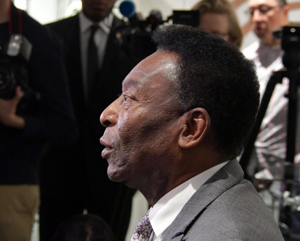 Pele' offre la sua collezione di cimeli, premi, oggetti personali di tutta la sua carriera, al Mall Galleries, di Londra