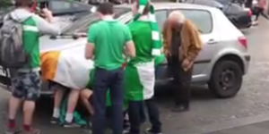 Irlandesi cambiano ruota macchina