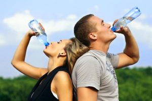bere acqua