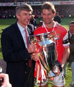 Wenger festeggia i vent'anni all'Arsenal