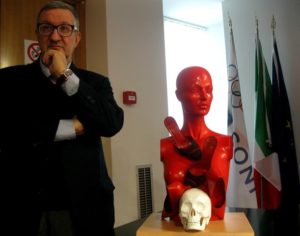 2-Guadagnuolo con la sua scultura al Palazzo del Coni Roma-