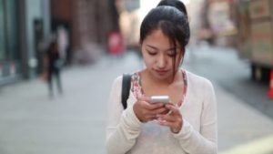 024341-470-seoul_pedoni_distratti_smartphone