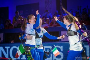 Le azzurrine del ricurvo esultano per la vittoria del titolo iridato