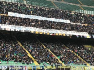 striscione Riccardo Cucchi