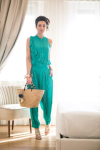 camicetta e pantalone verde Sienna Fashion , borsa in paglia Kayu Design , scarpe Roberto Botticelli , bracciale con fiori Sweet Deluxe, Ph Cinzia Mele , location Suite Milano Duomo 