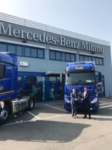 Mercedes-Benz_Trucks_(2)