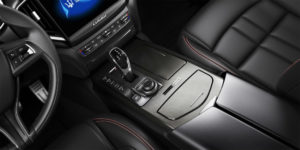 5 - Maserati al NYIAS 2017 - Ghibli Nerissimo Edition - dettaglio interno targhetta