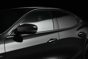 7 - Maserati al NYIAS 2017 - Ghibli Nerissimo Edition - vetratura laterale cornice nera