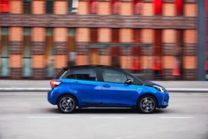 toyota-yaris-hybrid-blue-dynamic 3