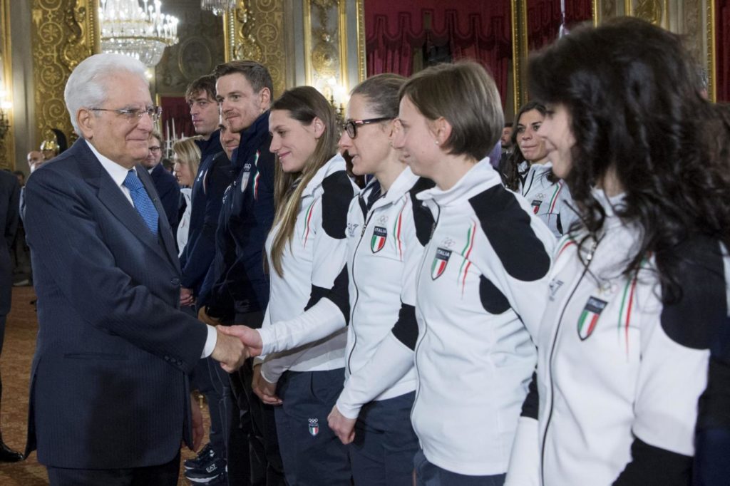 Il Presidente Mattarella consegna la Bandiera agli atleti in partenza per i Giochi Olimpici