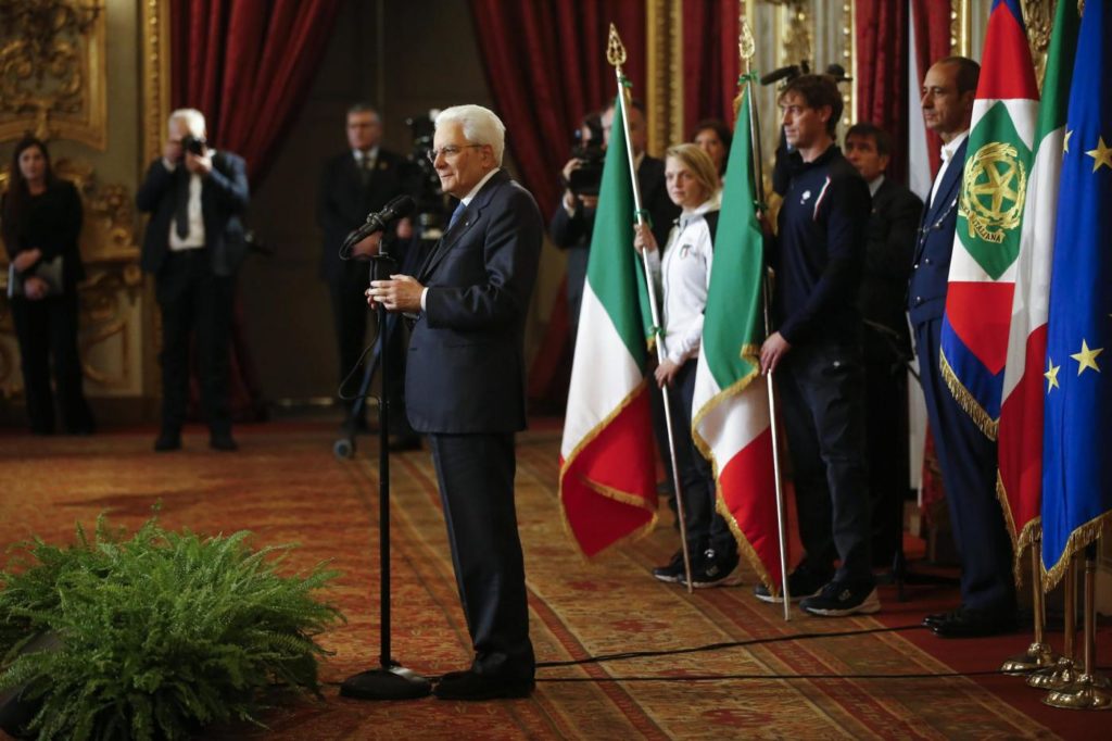 Il Presidente Mattarella consegna la Bandiera agli atleti in partenza per i Giochi Olimpici