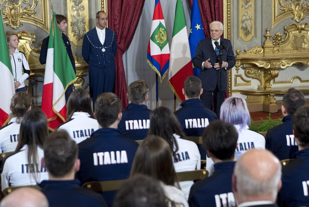 Il Presidente Mattarella consegna la Bandiera agli atleti in partenza per i Giochi Olimpici