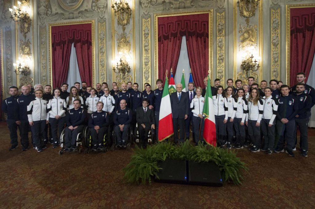 Il Presidente Mattarella consegna la Bandiera agli atleti in partenza per i Giochi Olimpici