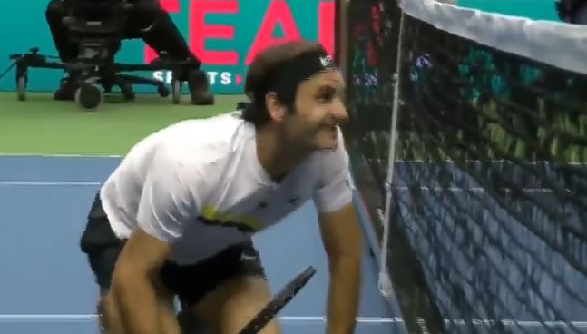 Federer in ginocchio