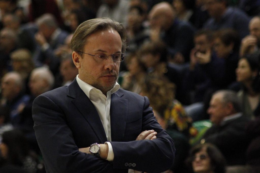Sassari alle prese con una rivoluzione interna dopo le dimissioni di coach Pasquini a seguito della sconfitta contro Brindisi