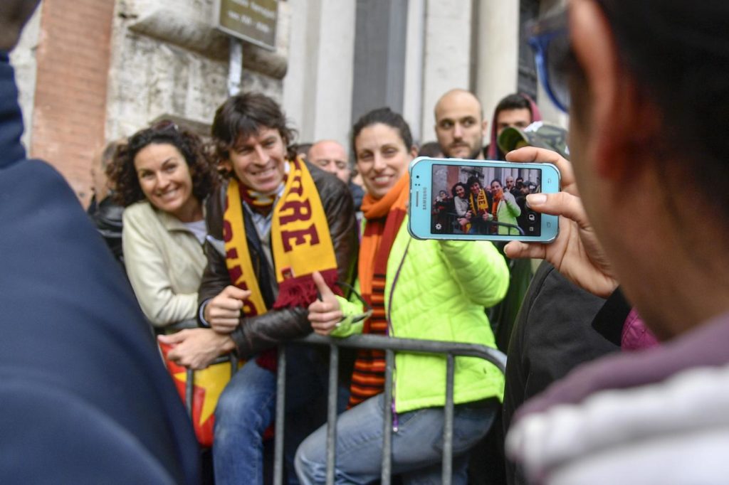 Fila di tifosi al Roma