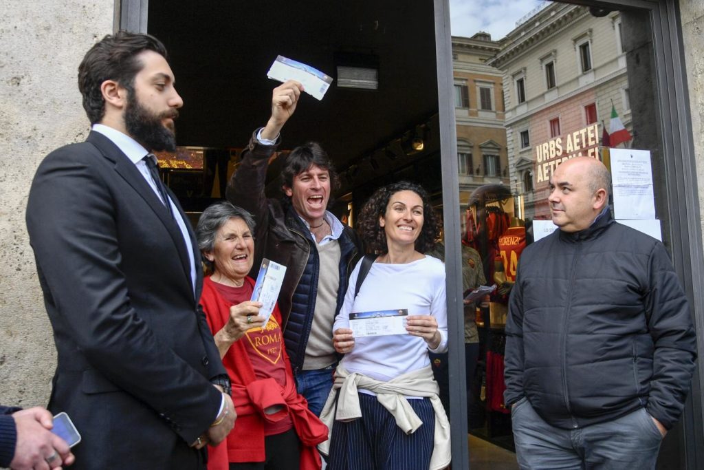Fila di tifosi al Roma
