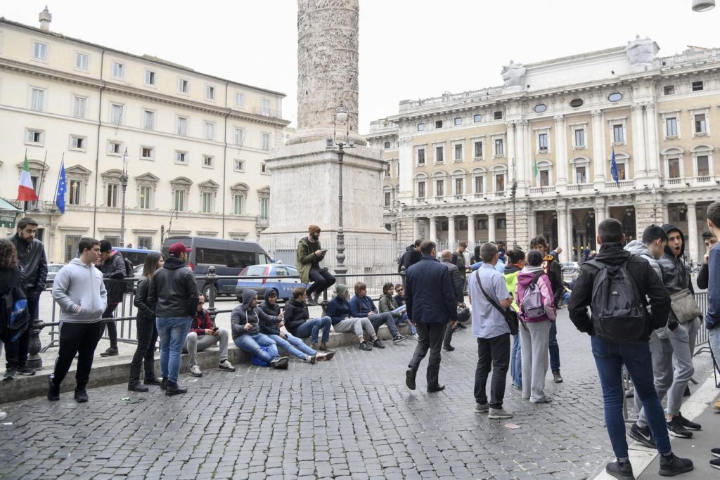 Fila di tifosi al Roma