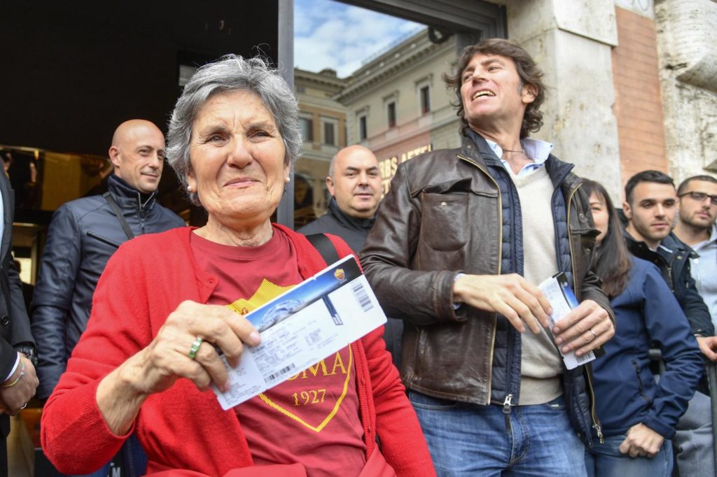 Fila di tifosi al Roma