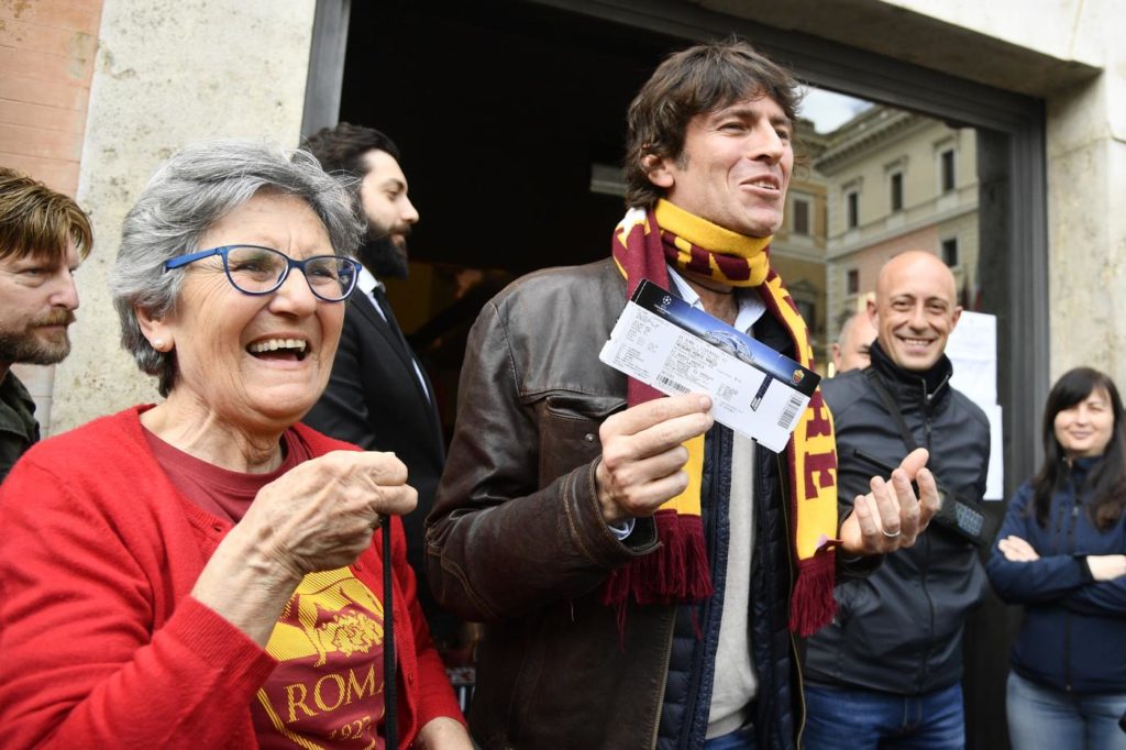 Fila di tifosi al Roma