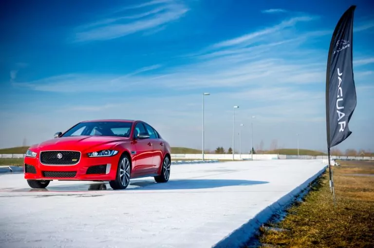Nuova Jaguar XE 300 SPORT