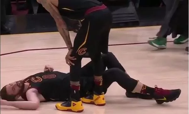 Infortunio Kevin Love