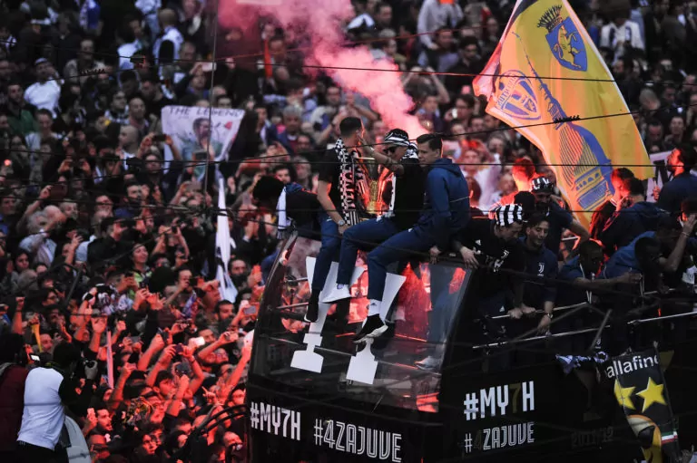 Festa scudetto, il pullman scoperto della Juventus in Piazza Vittorio
