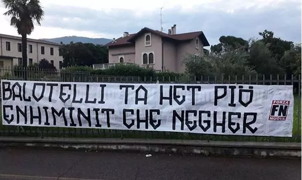 Balotelli Striscione razzista