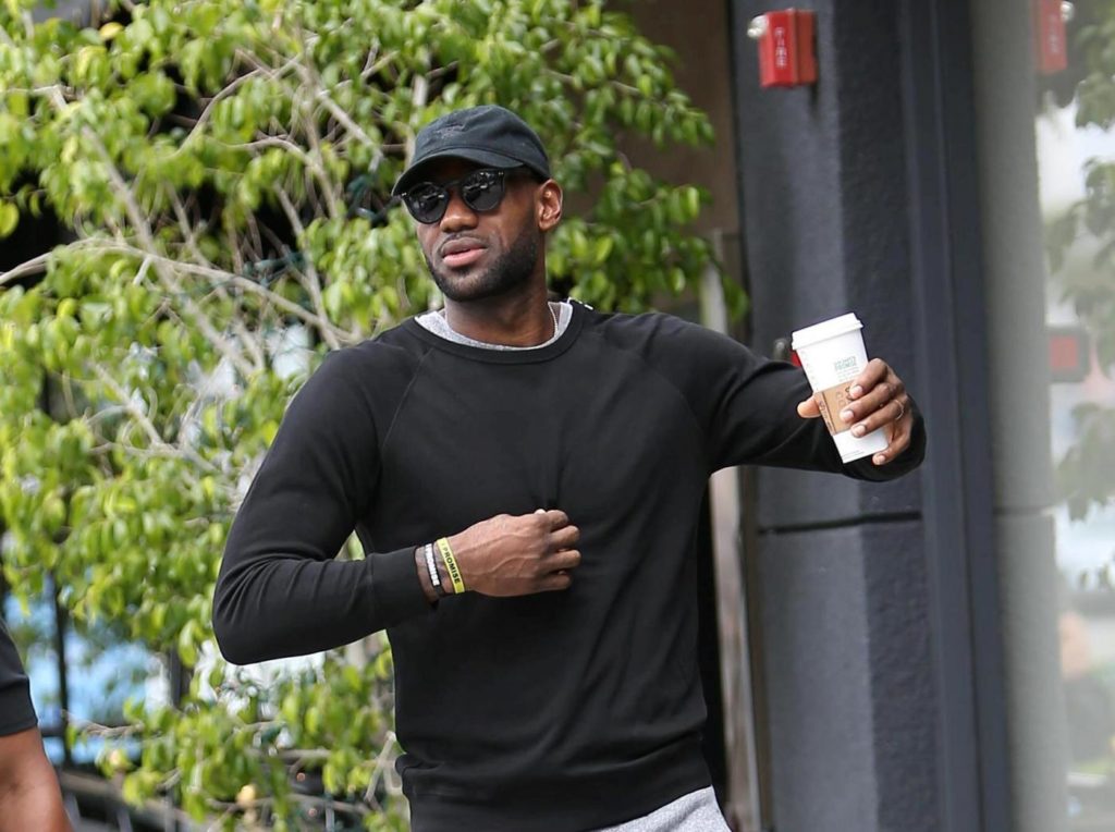 Lebron James a passeggio per Los Angeles