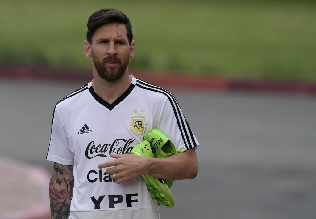 Argentina's forward Lionel Messi attends a training session at the team's base camp in Bronnitsy, near Moscow, on June 19, 2018 ahead of their Russia 2018 World Cup Group D football match against Croatia to be held in Nizhni Novgorod on June 21. / AFP PHOTO / JUAN MABROMATA