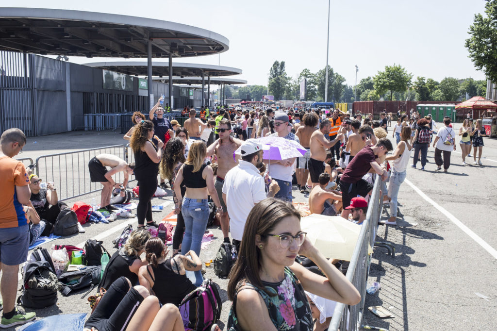 Stadio San Siro: fans in attesa del concerto di J-Ax e Fedez