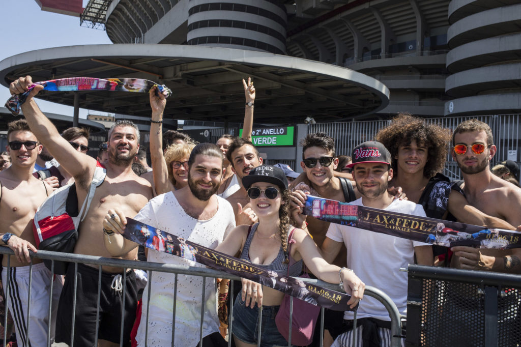 Stadio San Siro: fans in attesa del concerto di J-Ax e Fedez