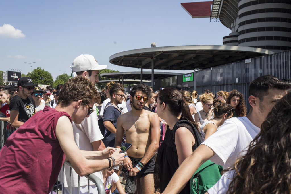 Stadio San Siro: fans in attesa del concerto di J-Ax e Fedez