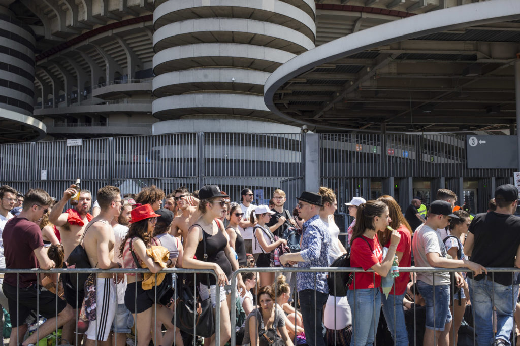 Stadio San Siro: fans in attesa del concerto di J-Ax e Fedez