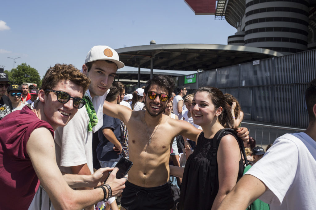 Stadio San Siro: fans in attesa del concerto di J-Ax e Fedez