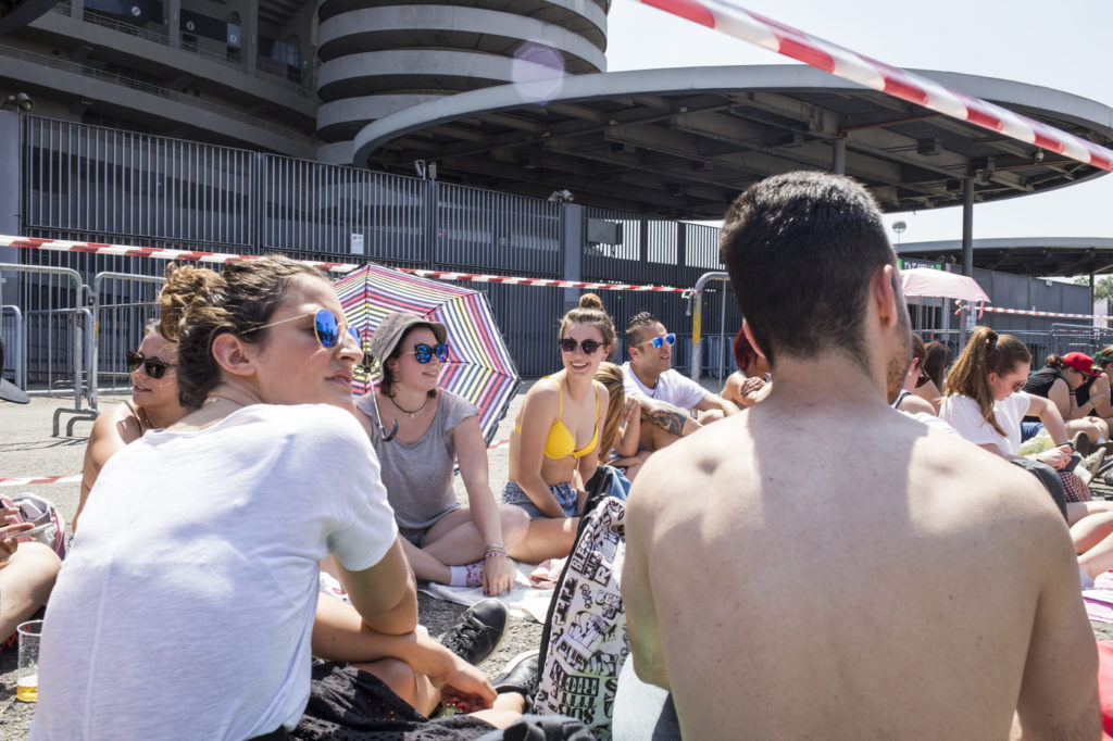 Stadio San Siro: fans in attesa del concerto di J-Ax e Fedez