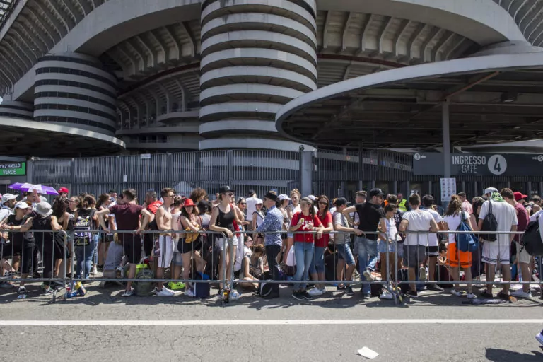 Stadio San Siro: fans in attesa del concerto di J-Ax e Fedez