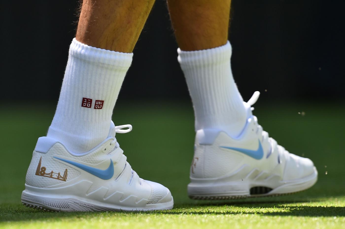 Wimbledon, le scarpe del match d'esordio di Federer sono un omaggio a  Londra ed allo slam più antico del mondo [GALLERY]