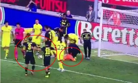 Chiellini e Dybala esultanza gol Sorrentino a terra