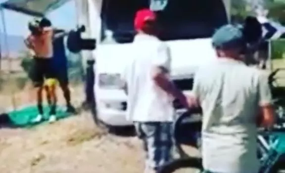 Vuelta di Spagna Lars Boom entra in un camper per fare la cacca