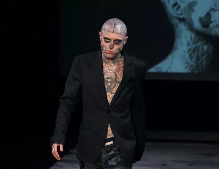 Zombie Boy, il modello più tatuato al mondo, è morto suicida a 32 anniZombie Boy, il modello più tatuato al mondo, è morto suicida a 32 anni