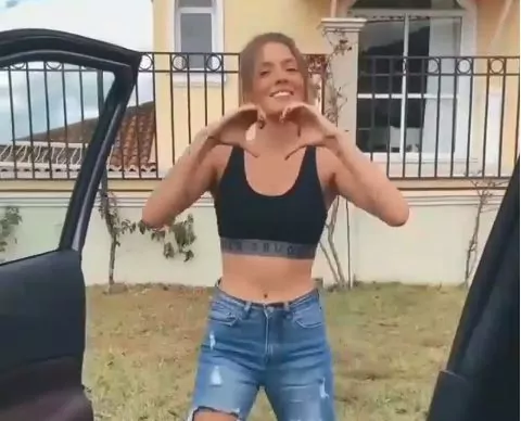 ragazza balla kiki challenge